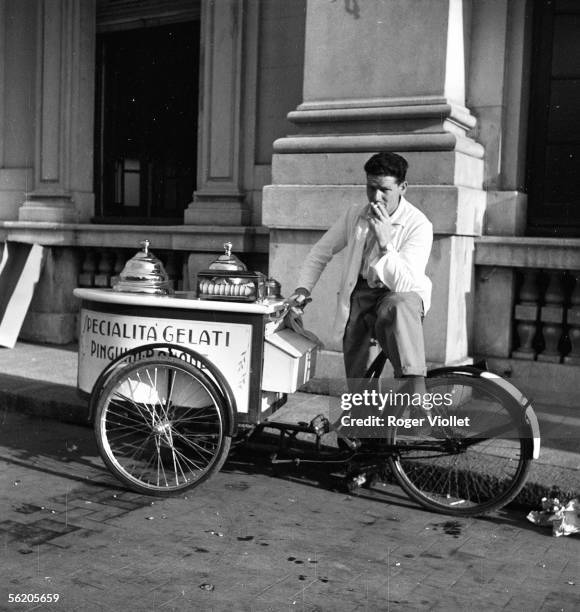 Genoa . Ice-cream seller. June 1952.