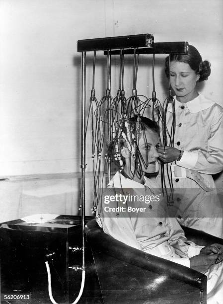 Portable instrument for a perm at home. England, 1934.