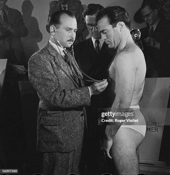 Marcel Cerdan submitted to the medical examination for the Cerdan-Charron combat. Paris, May 25, 1946.