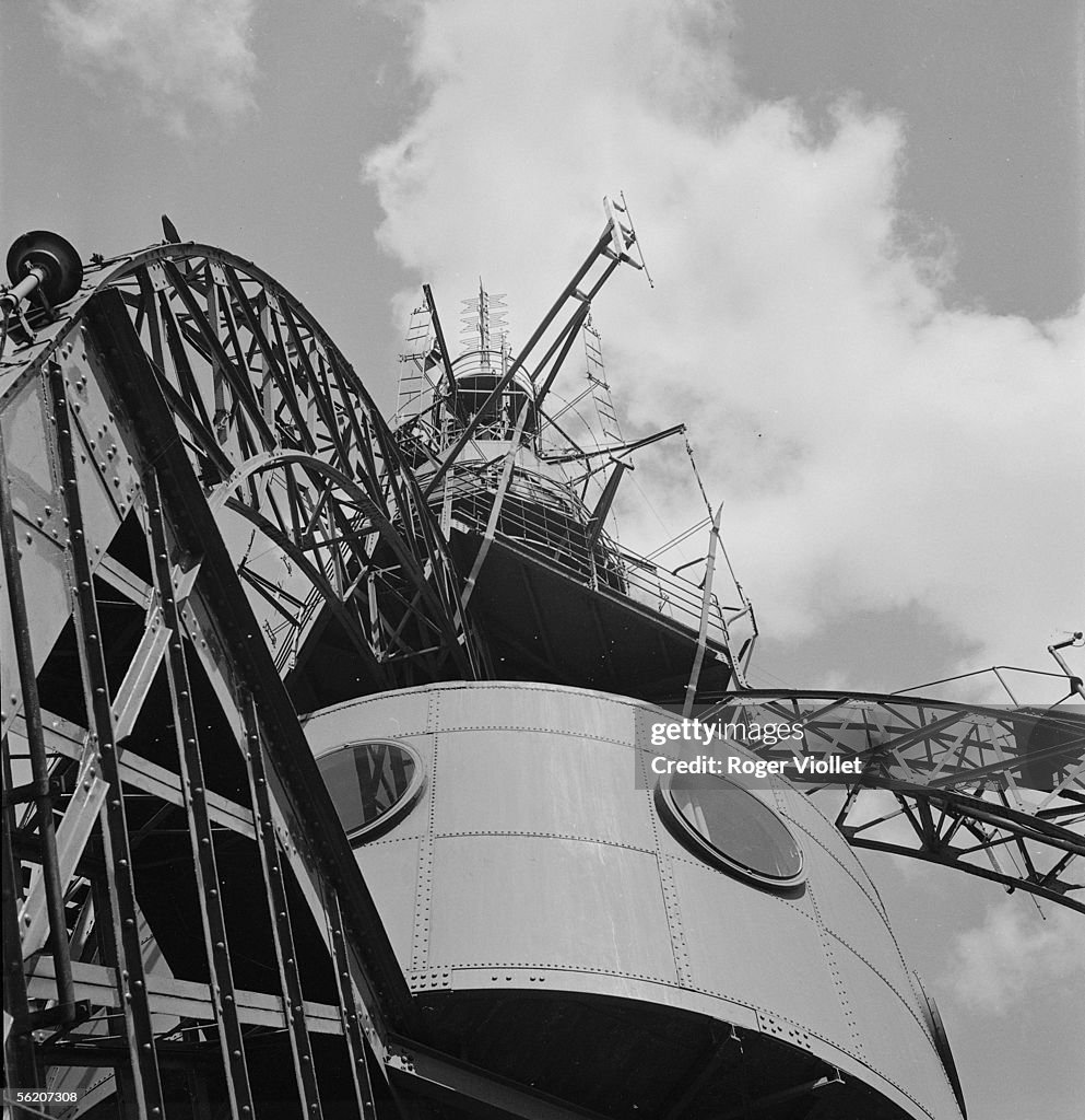 Paris (VIIth district). The Eiffel tower. 1950.