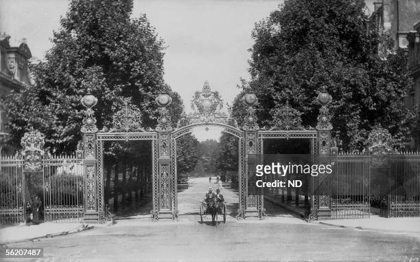 Paris . The grid of the entry of the Monceau park. About 1910.