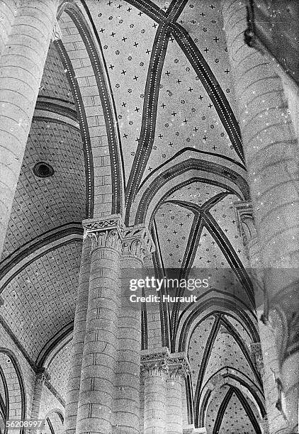 Chauvigny . Vault of the left aisle of the church Saint-Pierre .