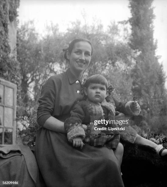 Francoise Gillot, partner of Pablo Picasso and her Paloma daughter. About 1952.