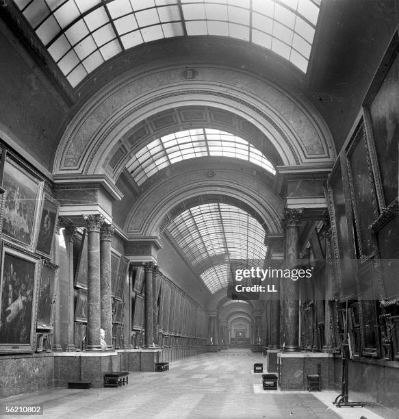 Paris, Louvre museum . The gallery, about 1880.