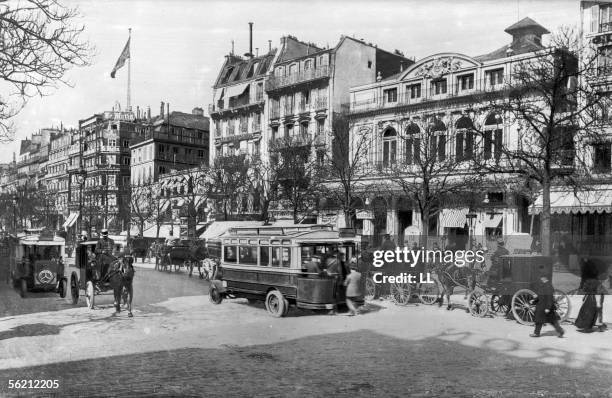 Paris . The Bonne-Nouvelle boulevard at the nivel of the Gymnase theatre, about 1900.