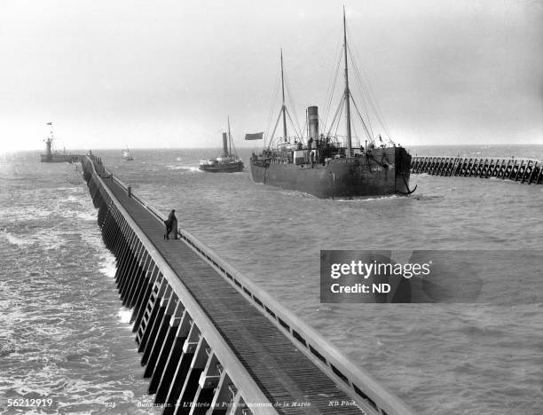 Dunkirk . The entry of the harbour at the moment of the tide. About 1900.