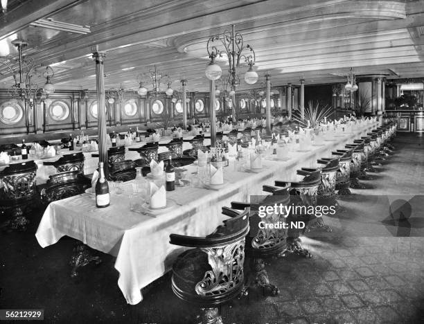Saloon of the first of the steamer "La Gascogne" of the Transatlantic general Company. Le Havre, about 1900.