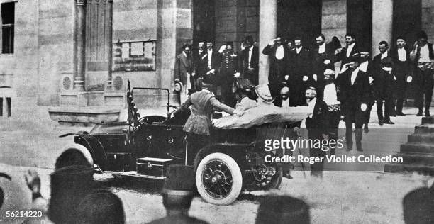 The archduke Francis-Ferdinand and the duchess Sophie leaving the town hall of Sarajevo to go to the hospital where was the aide-de-camp wounded a...