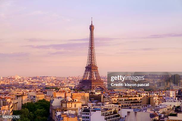 eiffel tower from arc de triomphe . . - tour eiffel photos et images de collection