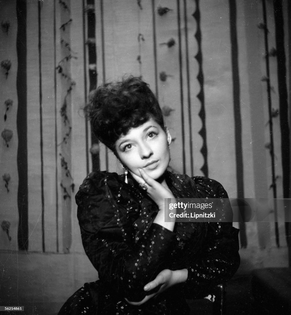 Juliette Greco in Victor ou les Enfants au pouvoi