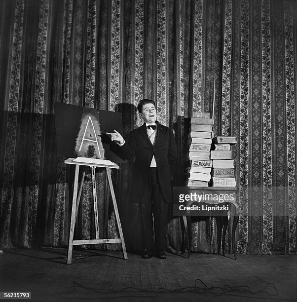 Francis Blanche , actor and French humorist, in "Les Branquignols" of Robert Dhery. Paris, theatre La Bruyere, September 1948.