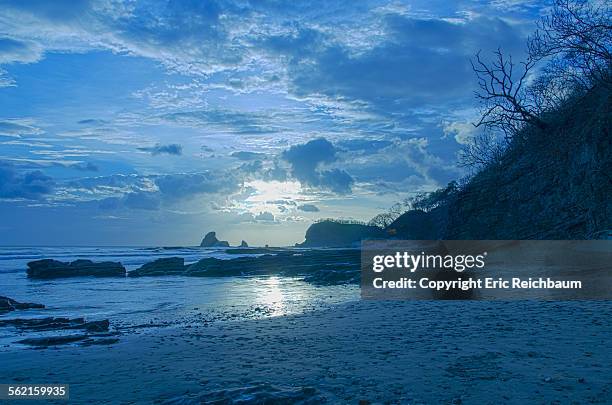 blue sunset over the sunset on playa maderas - san juan del sur bildbanksfoton och bilder