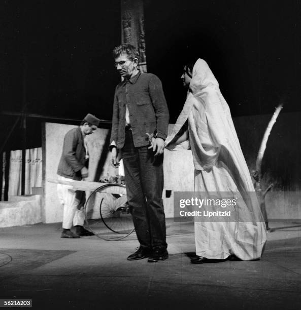 Jean-Marie Serreau and Edwine Moatti in "La Femme sauvage" of Kateb Yacine. Production : Jean-Marie Serreau. Paris, theatre Recamier, January 1963.