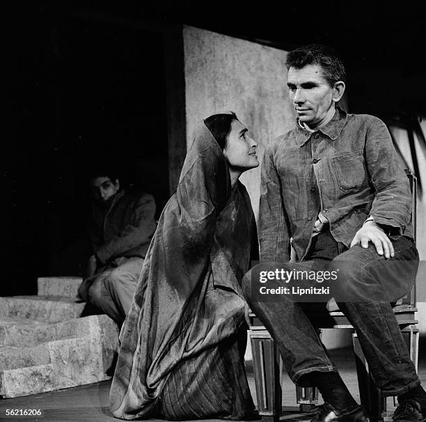 Edwine Moatti and Jean-Marie Serreau in "La Femme sauvage" of Kateb Yacine. Production : Jean-Marie Serreau. Paris, theatre Recamier, January 1963.