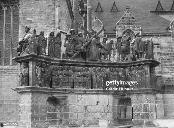 Plougastel-Daoulas . Detail of the roadside cross. The Last Supper and the washing of the feet . The Passion of the Christ. Saint Veronique .