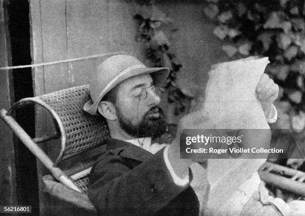 Henri de Toulouse-Lautrec , french painter, reading.
