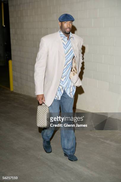Erick Dampier of the Dallas Mavericks enters the arena before their game against the Atlanta Hawks at American Airlines Center on November 17, 2005...