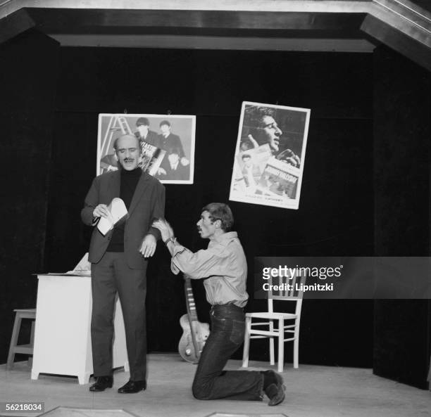 The Freres Ennemis Andre Gaillard and Teddy Vrignault in "Croque Marianne", revue of Jean Amadou and Maurice Horgues. Paris, Theatre de Dix-Heures,...