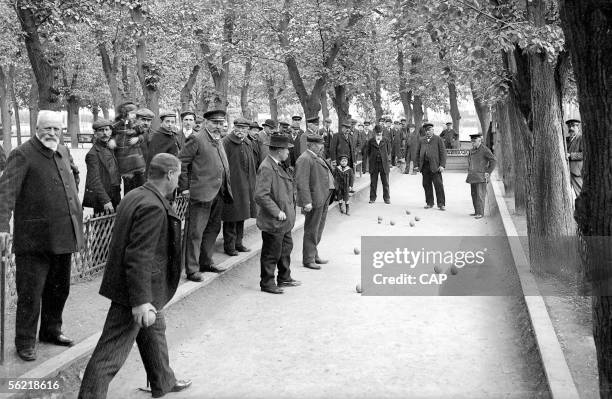 Game of bowls in Asnieres .