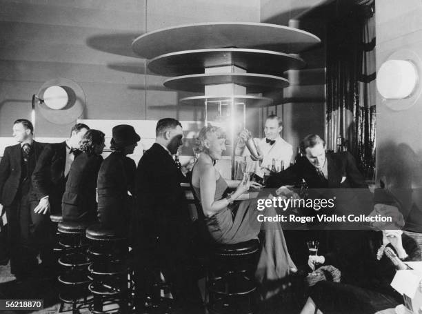 Customers with the drinking bar of the cocktails.