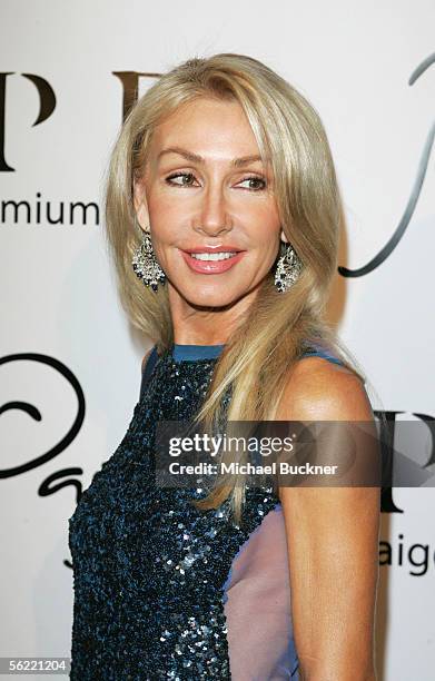 Actress Linda Thompson arrives at the Grand Opening of "Paige" on November 17, 2005 in Los Angeles, California.