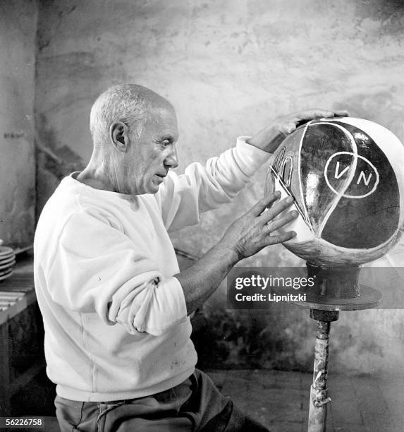 Pablo Picasso , Spanish painter, engraver, sculptor and ceramist in his studio, to Vallauris. LIP-1069-038.
