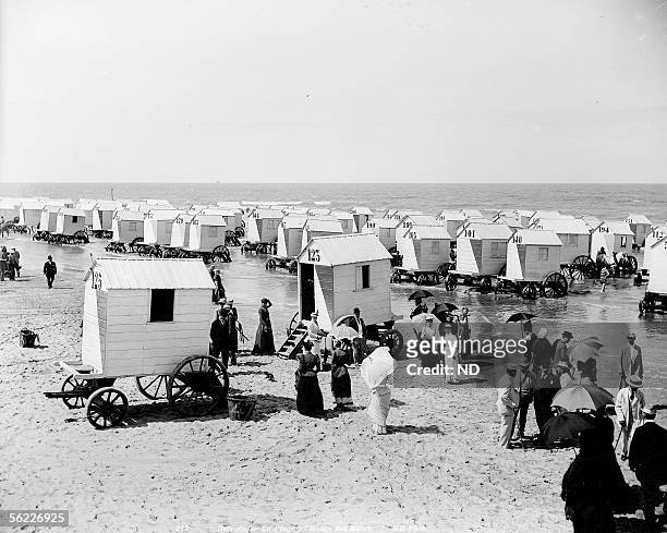 Ostend . The beach at a time of baths, 1890-1900.