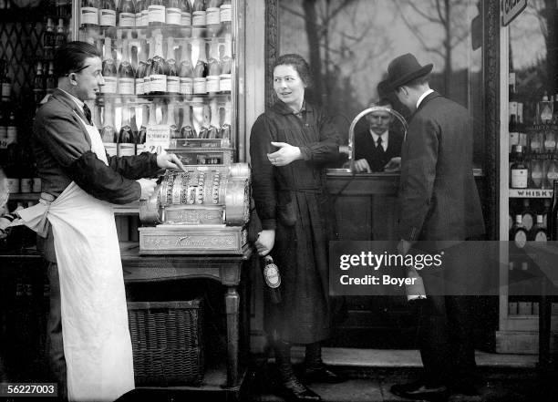 Electric cash register "National", at Fauchon's, place de la Madeleine, in Paris, in 1927.