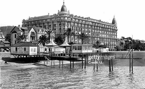Cannes . The Carlton Hotel and the baths of the Croisette, about 1900. Architect : M. Dalmas.
