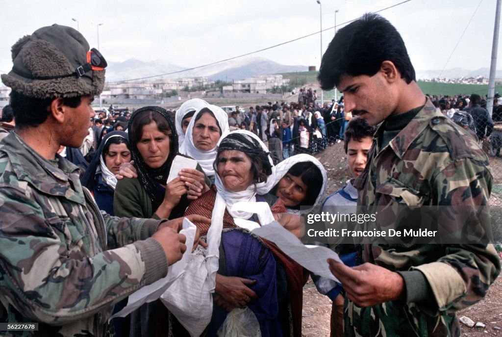 Census of the Kurdish refugees by the Iraqi army.