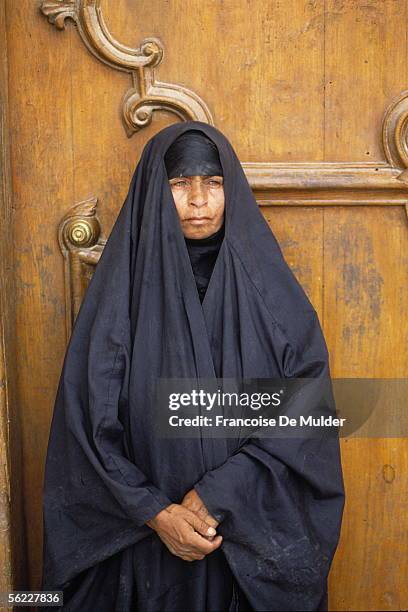 Woman in burga. Bassora , april 1991.