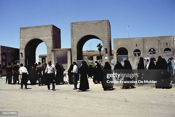 Shiite women waiting them imprisoned husbands in front of Bassora prison , in May, 1991. FDM-935-1.