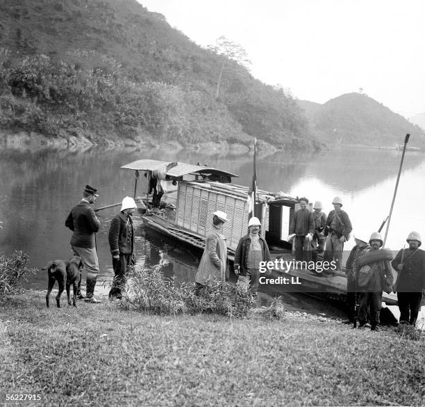 French civilian and military colonists landing in Ban-Chai . 1902-1905.