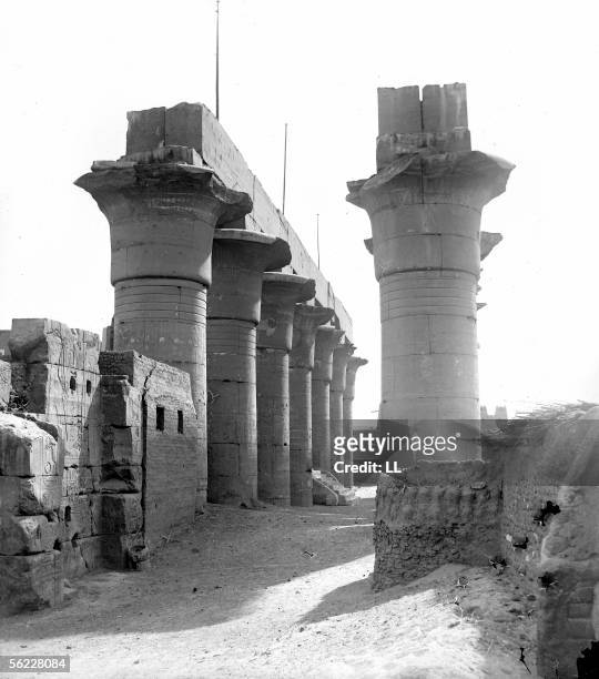 Louxor . The great colonnade of the temple decorated by Toutankhamon and Horemheb. 1865-1870.