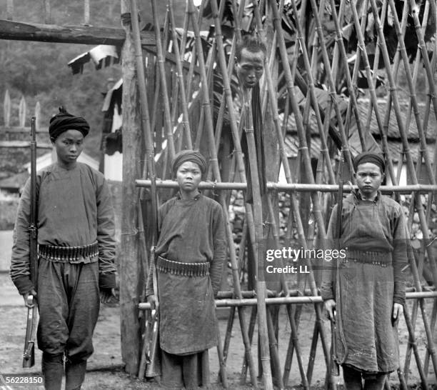 Pirat"'s head after his execution, guarded by native soldiers in the area of Cao Bang, near the Chinese border. Upper-Tonkin . On 1902.