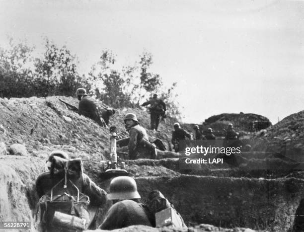 War 1939-1945. Russian front. Siege of Stalingrad. German soldiers in a trench. November, 1941. Roger Viollet via Getty Images-5326.