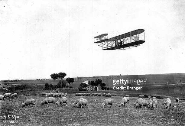 Wilbur Wright , American aviator, overflying the Roman , April 1909 16. BRA-45370.