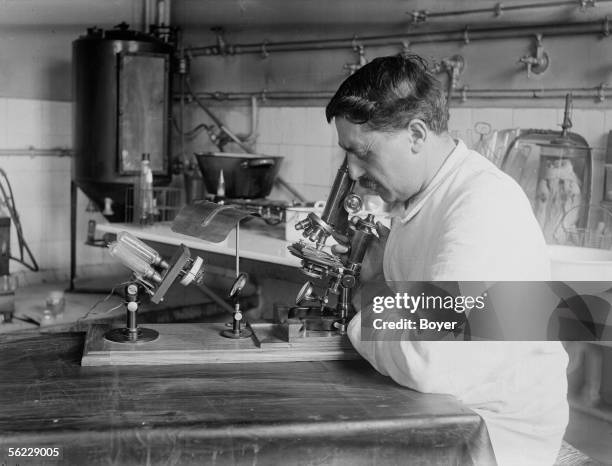 Exam in ultraviolet light with the help of a ultramicroscopic device. France, 1910. BOY 3067.