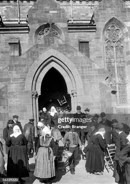 Breton marriage. Come out of the church. Plougastel-Daoulas , 1909. BRA-44092.