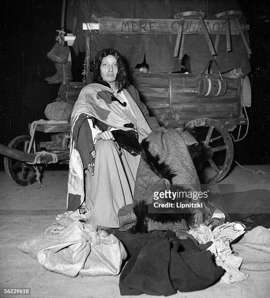 Germaine Montero in "Mother Courage and Her Children" of Bertolt Brecht. Production of Jean Vilar. T.N.P. Festival of Suresnes, November 1952....