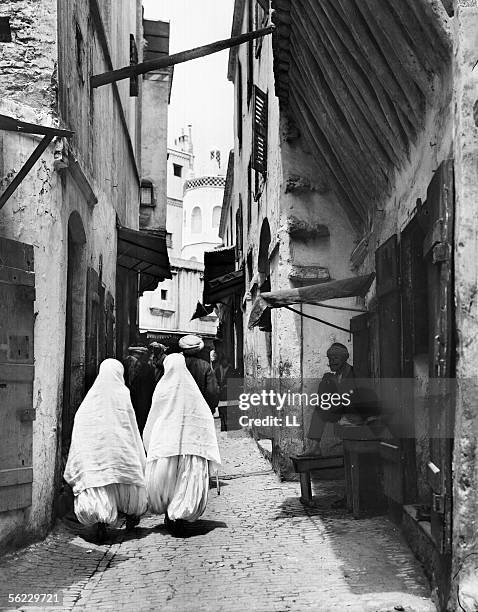 Algiers . A street of the Casbah, about 1900. LL-501.