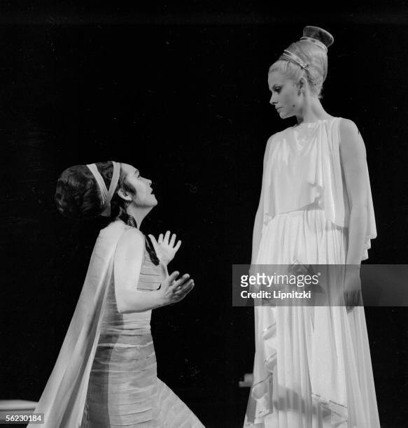 Christiane Minazzoli and Maria Mauban in "La Guerre de Troie n'aura pas lieu" of Giraudoux. Paris, T.N.P., February 1963. LIP-160-031-051.