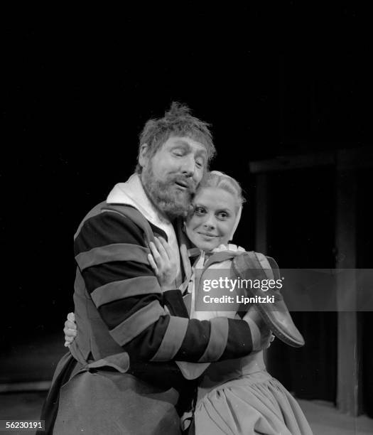 Georges Wilson and Christiane Minazzoli in " The Shoemaker's holiday " of Dekker. Paris, T.N.P., March 1959. LIP-160-026-007.