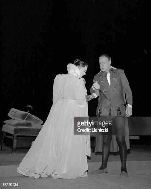 Maria Casares and Georges Wilson in " Marie Tudor " of Victor Hugo. Production of Jean Vilar. Paris, T.N.P, November 1955. LIP-160-044-264.