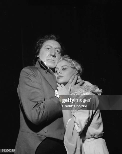 Georges Wilson and Christiane Minazzoli in "Dantons Tod" of Georg Buechner. Production of Jean Vilar. Paris, T.N.P., December 1959. LIP-160-048-001.