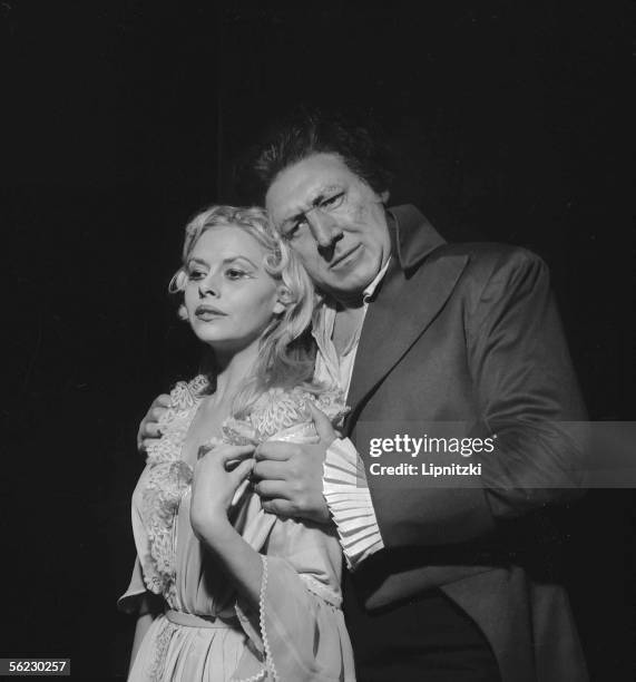 Christiane Minazzoli and Georges Wilson in "Dantons Tod" of Georg Buechner. Production of Jean Vilar. Paris, T.N.P., December 1959. LIP-160-048-007.