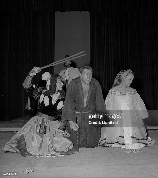 " La Nouvelle mandragore " of Jean Vauthier. Production of Jean Vilar. Daniel Sorano, Georges Wilson and Jeanne Moreau. Paris, T.N.P., December 1952....