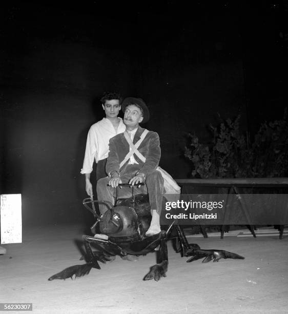 Jean Vilar and Charles Denner in " The Peace ", of Aristophanes. Paris, T.N.P, December 1961. LIP-160055-126.