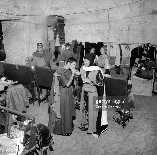 In the wings before a representation of " Cinna " of Corneille. Roger Mollien, Jean-Pierre Darras and Christiane Minazzoli. Festival of Avignon, July...