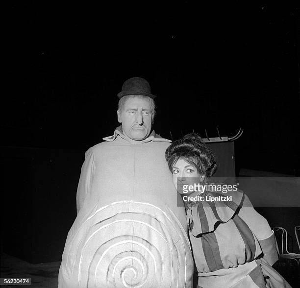 Georges Wilson and Rosy Varte in " Ubu roi " of Alfred Jarry. Production of Jean Vilar. Paris, T.N.P., March 1958. LIP-160-078-007.